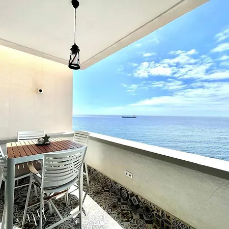 Luxury Apartment Overlooking Atlantic Ocean, Wifi
