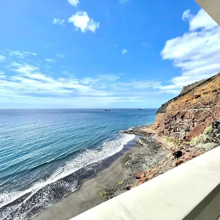 Luxury Apartment Overlooking Atlantic Ocean, Wifi
